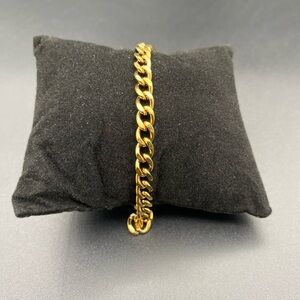 Item 932 Gold Tone Link Chain Bracelet
Stainless Steel Secure Clasp